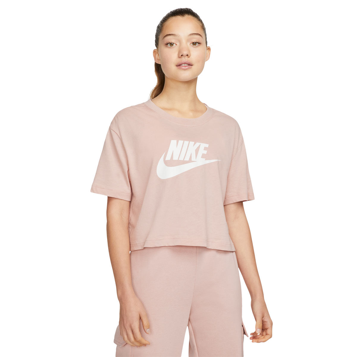 Nike crop clearance top outfits